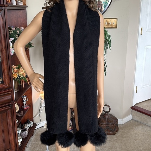 Brand New UGG 100% Cashmere Black Knit Scarf w/ Real Lamb Fur Sheepskin Pom Poms - Picture 15 of 15